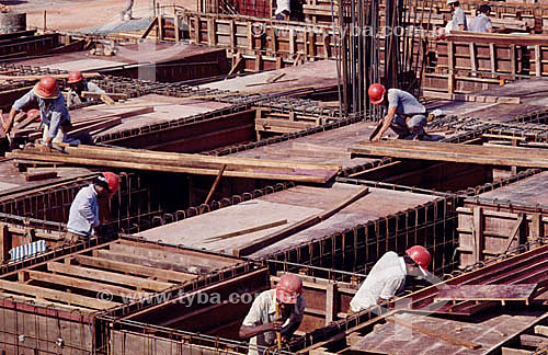  Construção civil - operários trabalhando em obra - Brasil 