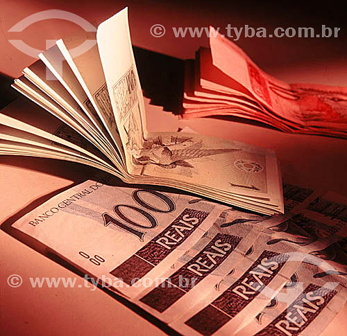  Dinheiro - Cédulas de Real - um (01), dez (10) e cem (100) reais 