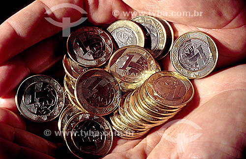  Dinherio - moedas de hum Real na palma da mão  - Brasil