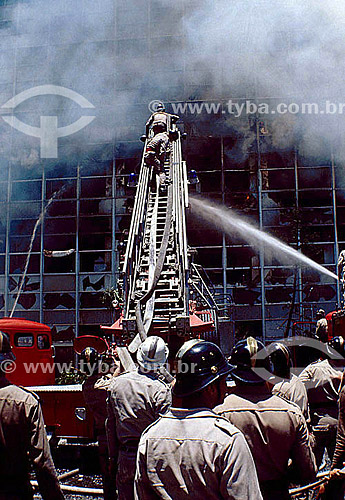  Bombeiros combatendo incêndio em prédio - Brasil 