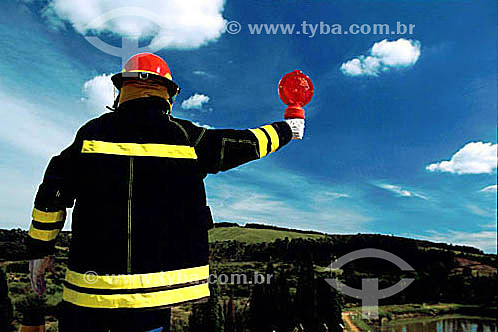  Homem de uniforme e capacete com sinalizador para combate à incêndio na mata - Controle de meio ambiente - Poços de Caldas - MG - Brasil  - Poços de Caldas - Minas Gerais - Brasil