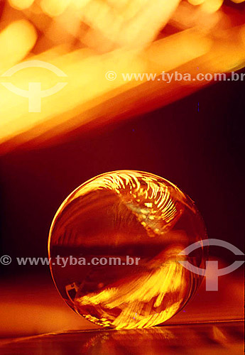  Efeito visual: esfera de vidro com luzes cor de laranja refletidas 