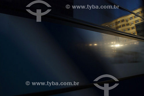  Reflexo de prédio em ônibus trafegando em alta velocidade - Rio de Janeiro - RJ - Brasil  - Rio de Janeiro - Rio de Janeiro - Brasil