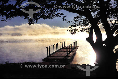  Deck sobre o lago da Represa de Furnas, formada pelo Rio Grande (próximo à Santo Hilário) e Sapucaí - Boa Esperança - MG - Brasil - Julho/2004.  - Boa Esperança - Minas Gerais - Brasil