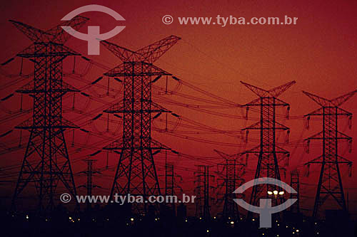  Linha de transmissão de energia elétrica - torre de transmissão - cabos de alta tensão - Brasil 