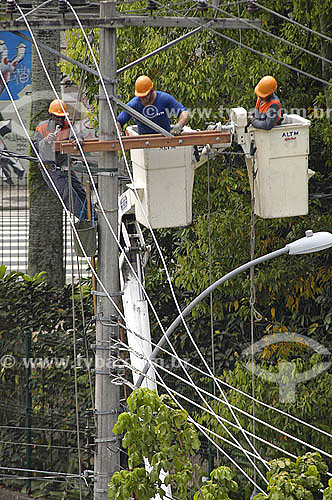  Operários fazendo manutenção na rede de eletricidade - Rio de Janeiro - RJ - Março 2006  - Rio de Janeiro - Rio de Janeiro - Brasil