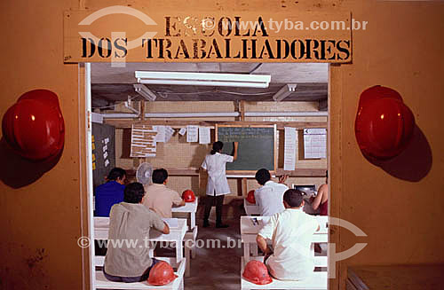  Assunto: Alfabetização de adultos - trabalhadores em sala de aula - Projeto Alfabetizar é Construir do SESI (Serviço Social da Indústria), para trabalhadores da construção civil / Local: Rio de Janeiro (RJ) - Brasil / Data: 2002 