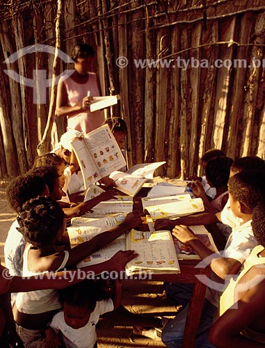  Assunto: Professora e crianças em escola rural improvisada no interior da Bahia  / Local: Bahia (BA) - Brasil / Data: 1998 