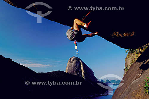  Alpinismo no Morro da Babilônia com o Pão de Açúcar  ao fundo - Rio de Janeiro - RJ - Brasil

  O conjunto rochoso que engloba o Morro da Urca, o Morro da Babilônia e o Pão de Açúcar é Patrimônio Histórico Nacional desde 08-08-1973.  - Rio de Janeiro - Rio de Janeiro - Brasil