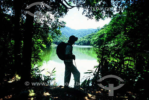  Homem com chapéu e mochila no Açude do Camorin - Parque Estadual da Pedra Branca - Zona Oeste da cidade do Rio de Janeiro - RJ - Brasil  - Rio de Janeiro - Rio de Janeiro - Brasil