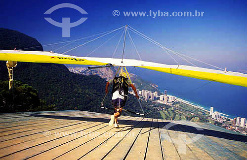  Esporte - homem saltando de asa-delta - rampa da Pedra Bonita - Parque Nacional da Tijuca - RJ - Brasil  - Rio de Janeiro - Rio de Janeiro - Brasil