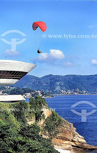  Vôo de Parapente em Niterói, com o MAC (Museu de Arte Contemporânea de Niterói)  ao fundo - RJ - Brasil

  Projetado pelo arquiteto Oscar Niemeyer, o MAC foi construído no Mirante da Boa Viagem.  - Niterói - Rio de Janeiro - Brasil