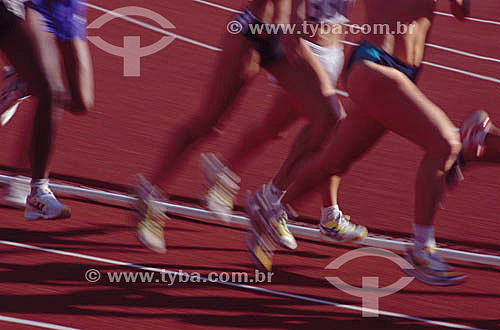  Esporte - corrida - detalhe das pernas dos corredores 