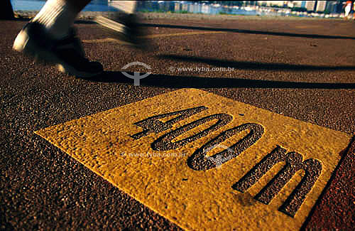  400 metros - Marca de distância em ciclovia no Aterro do Flamengo - Rio de Janeiro - RJ - Brasil  - Rio de Janeiro - Rio de Janeiro - Brasil