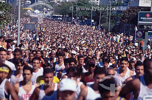  Esporte - corredores durante a Meia Maratona Internacional do Rio em São Conrado  - Rio de Janeiro - Rio de Janeiro - Brasil