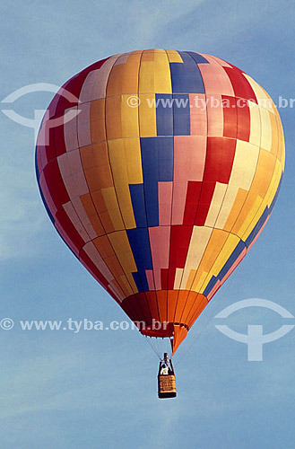  Balonismo - Balão colorido no céu 