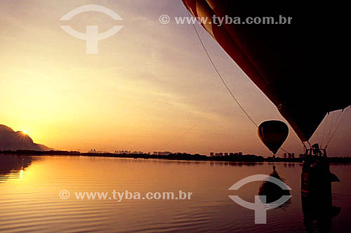  Balonismo - Silhueta de balões e reflexos no lago 