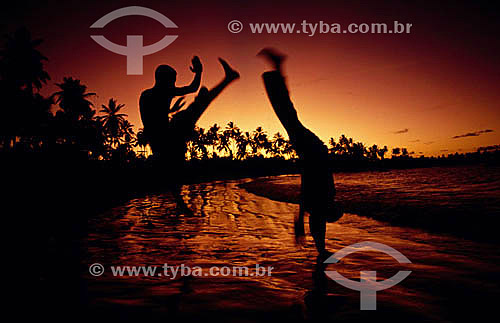  Rapazes lutando Capoeira na praia - Brasil  - Salvador - Bahia - Brasil