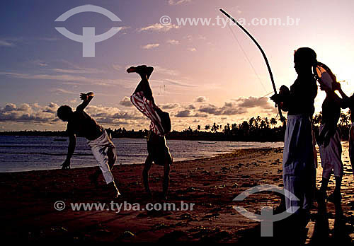 Meninos lutando Capoeira na praia - Brasil  - Salvador - Bahia - Brasil