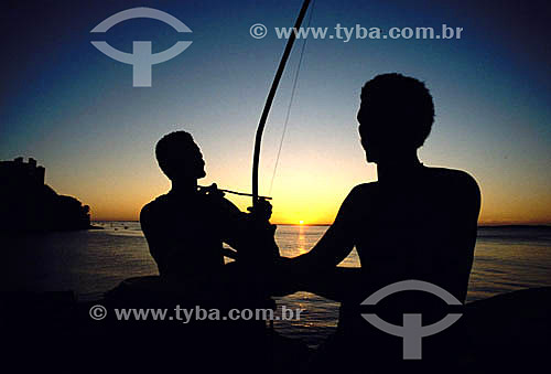  Rapazes lutando Capoeira na praia - Brasil  - Salvador - Bahia - Brasil