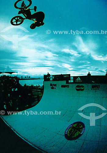  Esportes radicais - homem andando de bicicleta em pista vertical (bike vertical) - etapa sul-americana dos X-games - Rio de Janeiro - RJ - Brasil -  março de 2002.  - Rio de Janeiro - Rio de Janeiro - Brasil