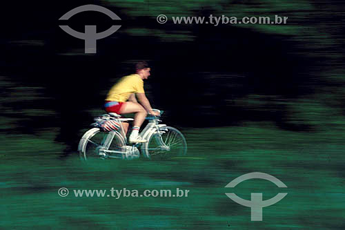  Homem pedalando bicicleta em parque 