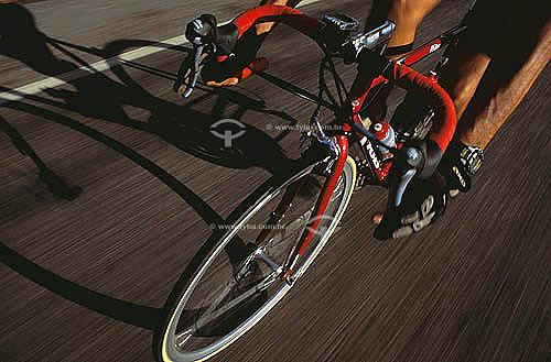  Esporte - ciclismo - detalhe do ciclista e da bicicleta 