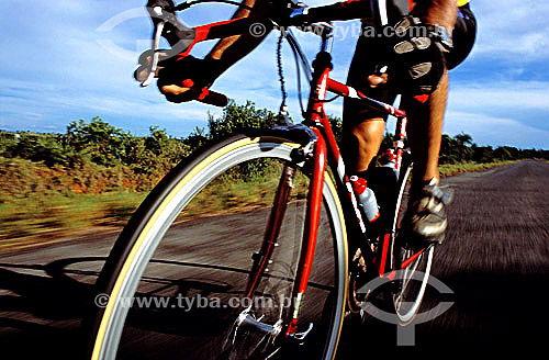  Esporte - ciclismo - detalhe do ciclista e da bicicleta 