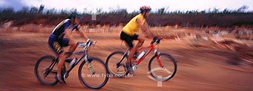  Ciclismo - dois homens em bicicletas 