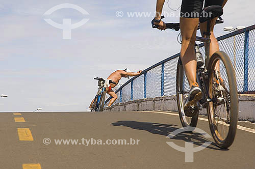  Bicicleta - Dois ciclistas no parque Sarah Kubitschek  na cidade em Brasilia - DF - Brasil - Agosto 2005
  - Brasília - Distrito Federal - Brasil