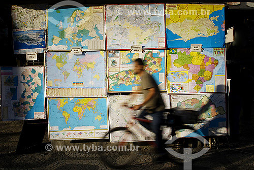  Bicicleta passando em frente a banca de jornal com mapas do Brasil e do Mundo - centro - Rio de Janeiro - RJ - Brasil  - Rio de Janeiro - Rio de Janeiro - Brasil