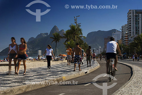  Pessoas caminhando e andando de bicicleta - Lazer na praia de Ipanema - Rio de Janeiro - RJ - Brasil  - Rio de Janeiro - Rio de Janeiro - Brasil