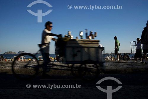  Vendedor de bebidas em bicicleta com isopor - Comércio na praia de Ipanema - Rio de Janeiro - RJ - Brasil  - Rio de Janeiro - Rio de Janeiro - Brasil