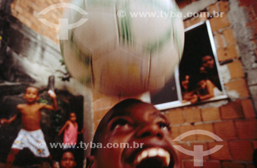  Meninos jogando bola na Mangueira - Rio de Janeiro - RJ - Brasil  - Rio de Janeiro - Rio de Janeiro - Brasil