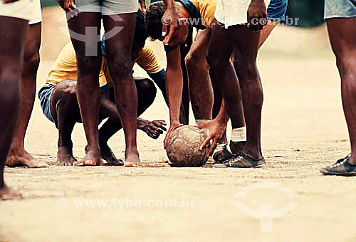  Homens jogando futebol - Brasil 