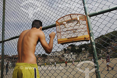  Homem assiste partida de futebol - Pelada - Complexo do Alemão - Rio de Janeiro - RJ - Maio de 2006  - Rio de Janeiro - Rio de Janeiro - Brasil