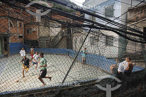  Partida de Futebol - Pelada - Favela da Rocinha - Rio de Janeiro - RJ - Brasil - Maio de 2006  - Rio de Janeiro - Rio de Janeiro - Brasil