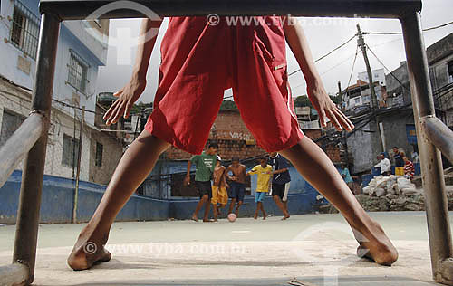  Partida de Futebol - Pelada - Favela da Rocinha - Rio de Janeiro - RJ - Brasil - Maio de 2006  - Rio de Janeiro - Rio de Janeiro - Brasil