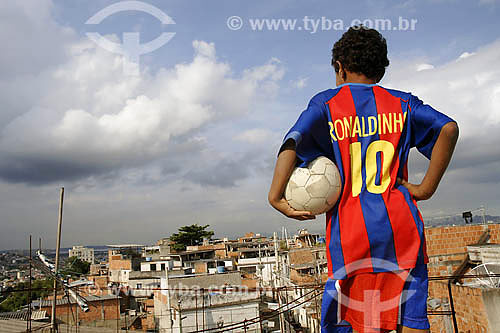  Criança usando camisa do Barcelona - Pelada - Complexo do Alemão - Rio de Janeiro - RJ - Brasil -  Maio de 2006  - Rio de Janeiro - Rio de Janeiro - Brasil