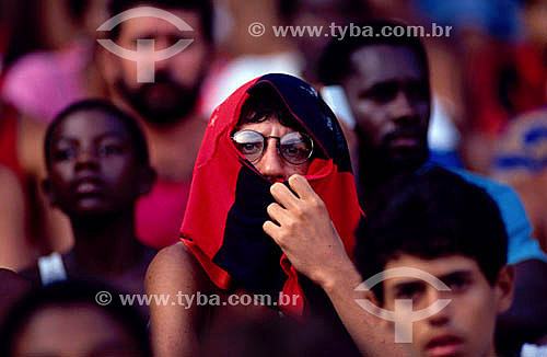  Jogo de futebol - torcedores - detalhe de torcedor de  óculos com a camisa do Flamengo enrolada no rosto - RJ - Brasil  - Rio de Janeiro - Rio de Janeiro - Brasil