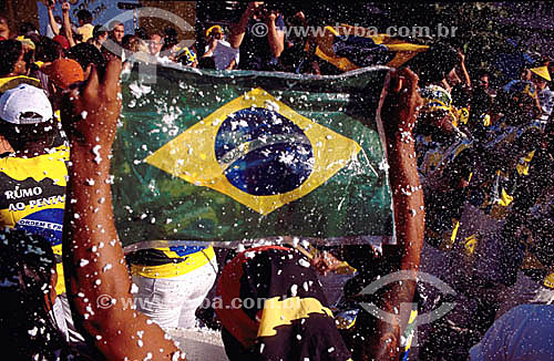  Torcedor empunhando bandeira nacional de plástico em Copacabana durante o jogo final (Brasil x Alemanha) da Copa do Mundo de 2002 - Rio de Janeiro - RJ - Brasil - 30.06.2002  - Rio de Janeiro - Rio de Janeiro - Brasil