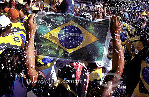  Torcedor empunhando bandeira nacional de plástico em Copacabana durante o jogo final (Brasil x Alemanha) da Copa do Mundo de 2002 - Rio de Janeiro - RJ - Brasil  - Rio de Janeiro - Rio de Janeiro - Brasil