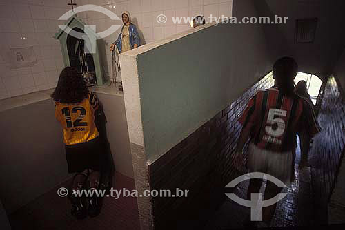  Goleira rezando antes de entrar em campo para um jogo de futebol feminino / Data: 2007 