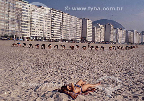  Pessoas fazendo ginástica na praia de Copacabana - Rio de Janeiro - RJ - Brasil  - Rio de Janeiro - Rio de Janeiro - Brasil