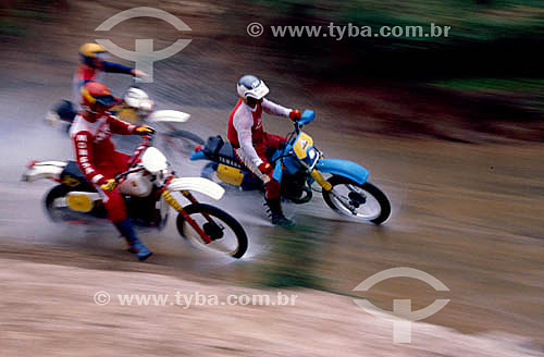  Motociclismo - Motocross - pilotos em moto durante corrida 