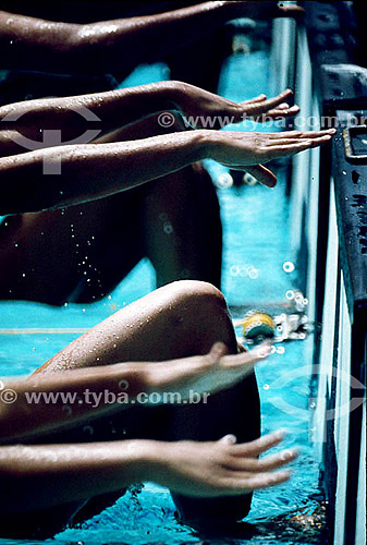  Natação - detalhe das pernas e das mãos dos nadadores na hora da largada 