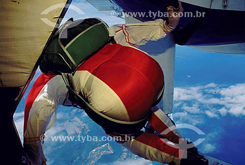  Assunto: Pessoa praticando skysurf uma modalidade do paraquedismo na Barra da Tijuca / Local: Barra da Tijuca - Rio de Janeiro (RJ) - Brasil / Data: 02/2008 