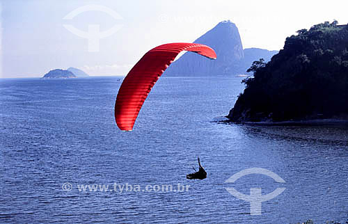  Assunto: Pessoa praticando paraquedismo com Pão de Açúcar ao fundo / Local: Rio de Janeiro (RJ) - Brasil / Data: 02/2008 