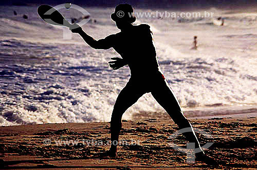  Lazer - silhueta de homem jogando Frescobol na praia de Ipanema  Rio de Janeiro - RJ  - Rio de Janeiro - Rio de Janeiro - Brasil