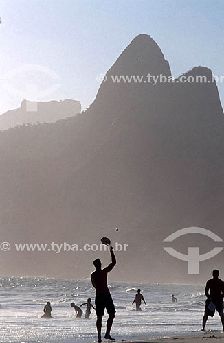   Lazer - silhueta de homens jogando Frescobol na praia de Ipanema com morro dois irmãos ao fundo  Rio de Janeiro - RJ  - Rio de Janeiro - Rio de Janeiro - Brasil